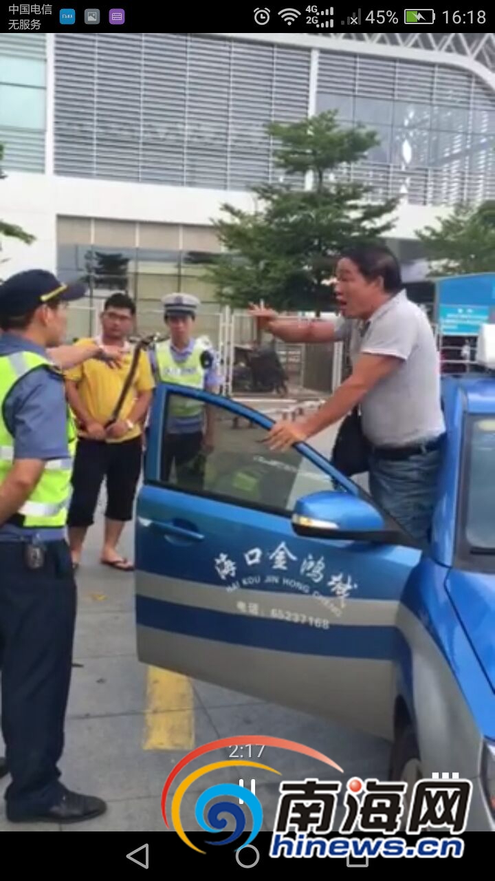 视频截图：该男子站在车上，扶着车门冲执法人员大声叫嚣。