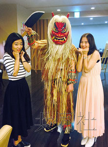 图为到访秋田县的北京第二外国语学院学生周律旋（右）与当地民俗活动中的形象合影。（共同社）