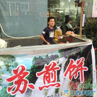 “宝强哥”正在摊位前做煎饼