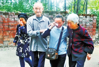 见到亲人后,介玉民泪如雨下。