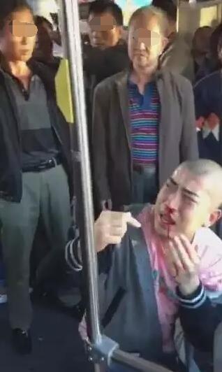光头男公交上遭群殴