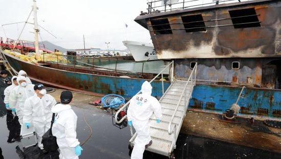 9月30日，在韩国木浦海警码头，工作人员准备登上事发中国渔船进行调查。新华社发
