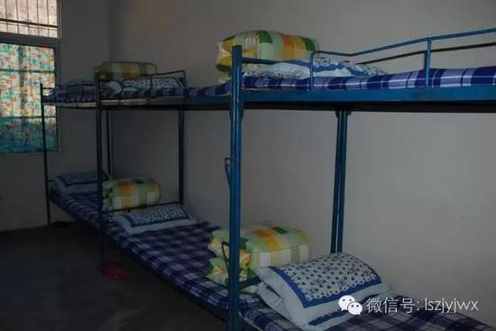 喜德县且拖小学寄宿制学生寝室（摄于2015年）