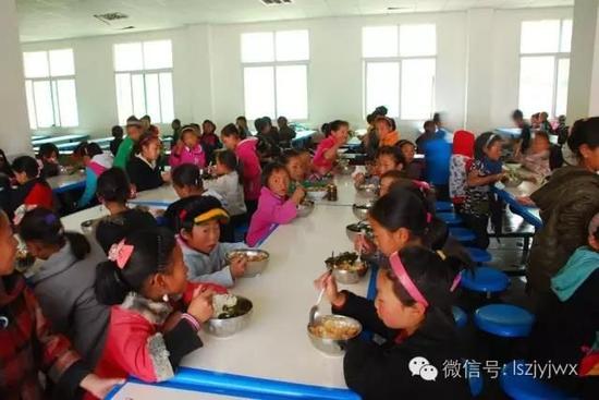 盐源县农村学校学生食堂（摄于2015年）