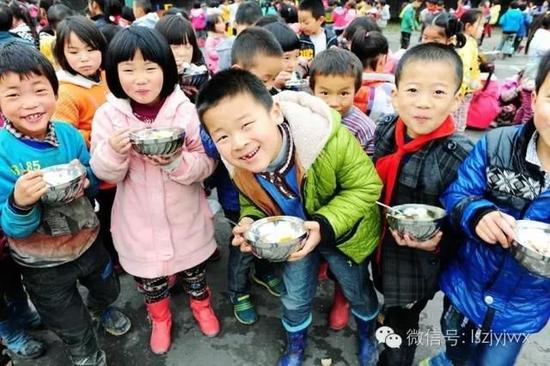 雷波县农村学校孩子吃着可口的午餐（摄于2014年）