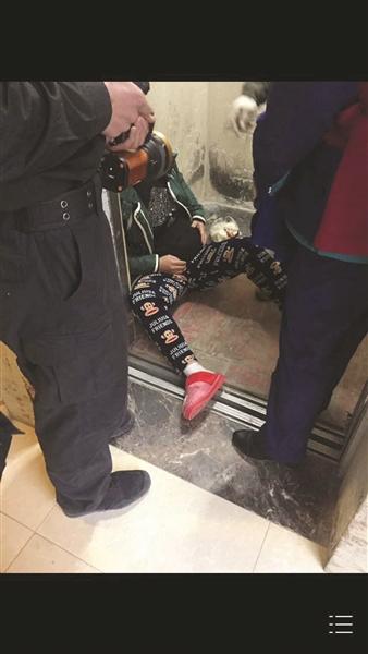 李女士瘫倒在电梯内。