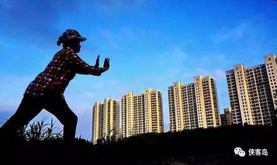 北京时间今天凌晨,美联储宣布将联邦基金利率目标区间上调25个基点到0.5%至0.75%的水平,时隔一年后再度加息。靴子落地,一丝寒意袭来。