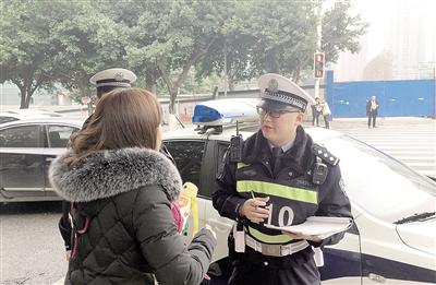 沙区110民警易仁乐（右）在询问丢失了钱包的报警人。本报记者 李斌 摄