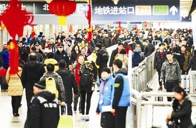 北京西站迎来返京高峰 摄影/本报记者 袁艺