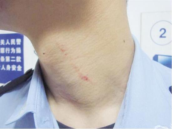 女大学生与房东起冲突情绪激动掐民警脖子