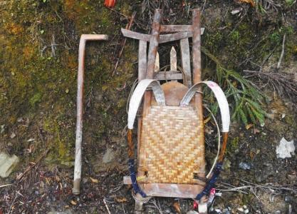 运输木料的工具十分简单,就是背夹子和拐子,一个空的背夹子也有10多斤重。