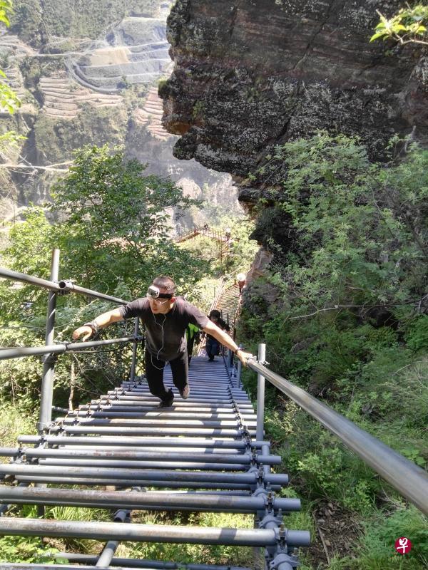 探访四川悬崖村：每周末吸引近百游客来体验爬天梯