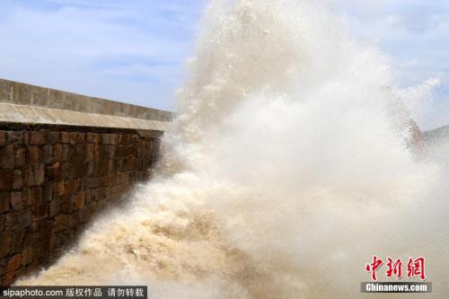 9月13日下午,浙江温岭,随着第18号台风“泰利”逐渐逼近我国东海海域,浙江温岭市石塘镇原本平静的海域掀起滔天巨浪。金云国 摄