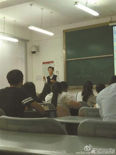 胡鸣在课堂上讲授“博弈论”