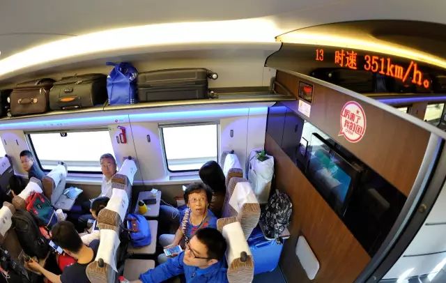 2017年9月21日，由北京南开往上海虹桥的G1次“复兴号”动车组行驶时速至350公里。新华社发（杨宝森摄）