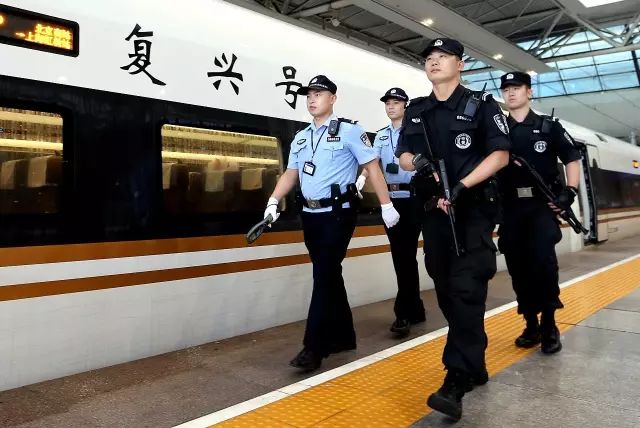 2017年9月21日，上海铁路公安处民警在G10次“复兴号”虹桥站始发站台巡视。新华社记者凡军摄