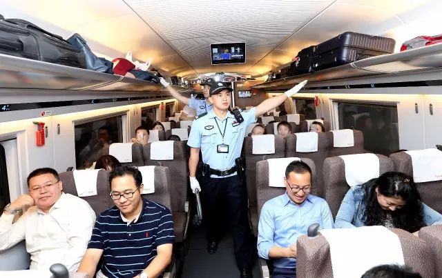 2017年9月21日，上海铁路公安处乘警在G10次“复兴号”车厢里巡视。 新华社记者凡军摄