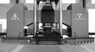 隔震支座在2500吨压剪机上开展测试