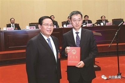 省委书记、省人大常委会主任李强向刘旸颁发任命书