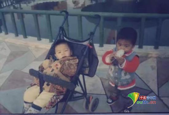 赵琦龙（左一）出生后被诊断为重度脑瘫，无法站立行走。本文图片均来自家属供图