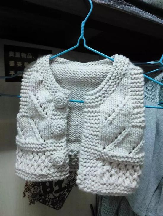 想要给妹妹准备一份独特的礼物，就看着视频现学织毛衣，织出一件小巧精致的背心
