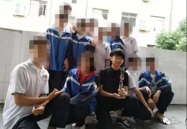 ▲小凯(前排黑衣少年)与同学合影。