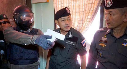 荣那猜被警方带到案发现场重现案情。