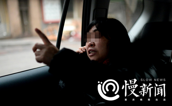 1月13日，重庆市渝中区解放碑附近，透过车窗看着街头，何某回忆不起地点细节。