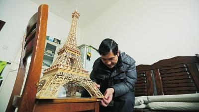 芦志忠说，他制作“埃菲尔铁塔”前后耗时7个月，共使用了近300根竹签和30多支502胶水。