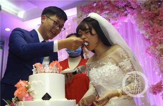 △婚礼现场，主持人喂了杨春燕一块蛋糕。