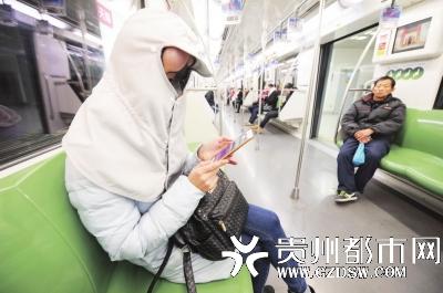 上了地铁就掏出手机，尽量不引起别人注意。