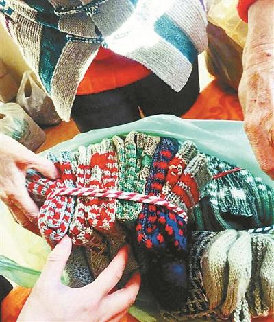天津八旬奶奶用时大半年织90双毛袜送交警