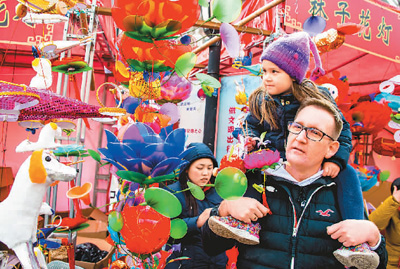 外国游客喜欢来中国过节 英语春联大受追捧