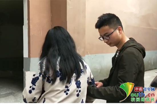 同学正扶老师去上课。 本文图片 中国青年网