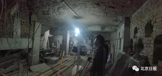 工作人员昨晚在这处地下违建现场检查。工作人员供图