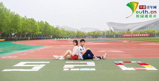 图为两人晒证书片写真。中国青年网通讯员 卢赟 摄