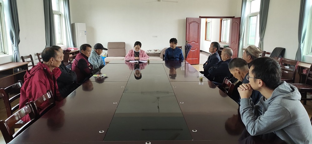 帮扶单位带律师进扶贫村,为村民送法律咨询答疑解惑