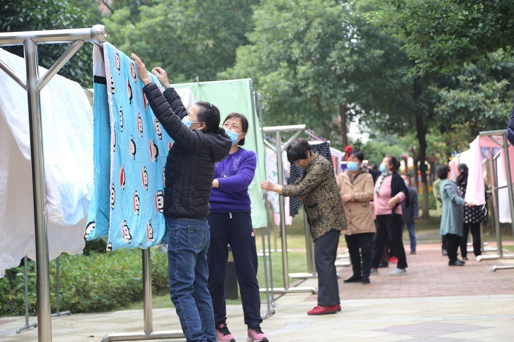 居民点赞,这个小区晾晒衣被采取“单双号”