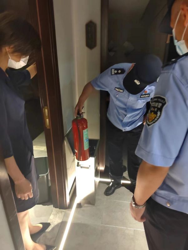 紧绷“安全弦”,平安“不打烊”,东新公安节前严查安全隐患