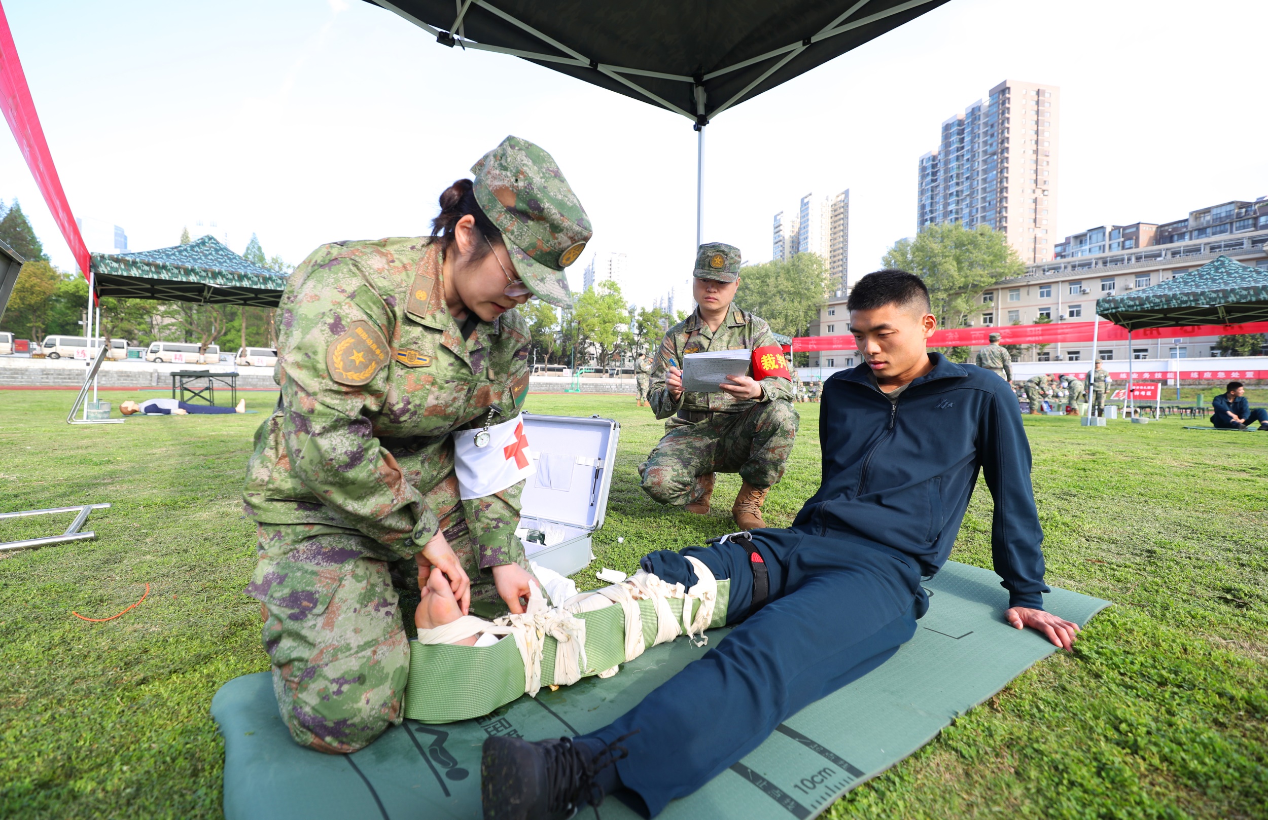 开云全站卸装一个车轮胎仅花2分30秒功夫……他们正在交锋场上大显技能(图3)