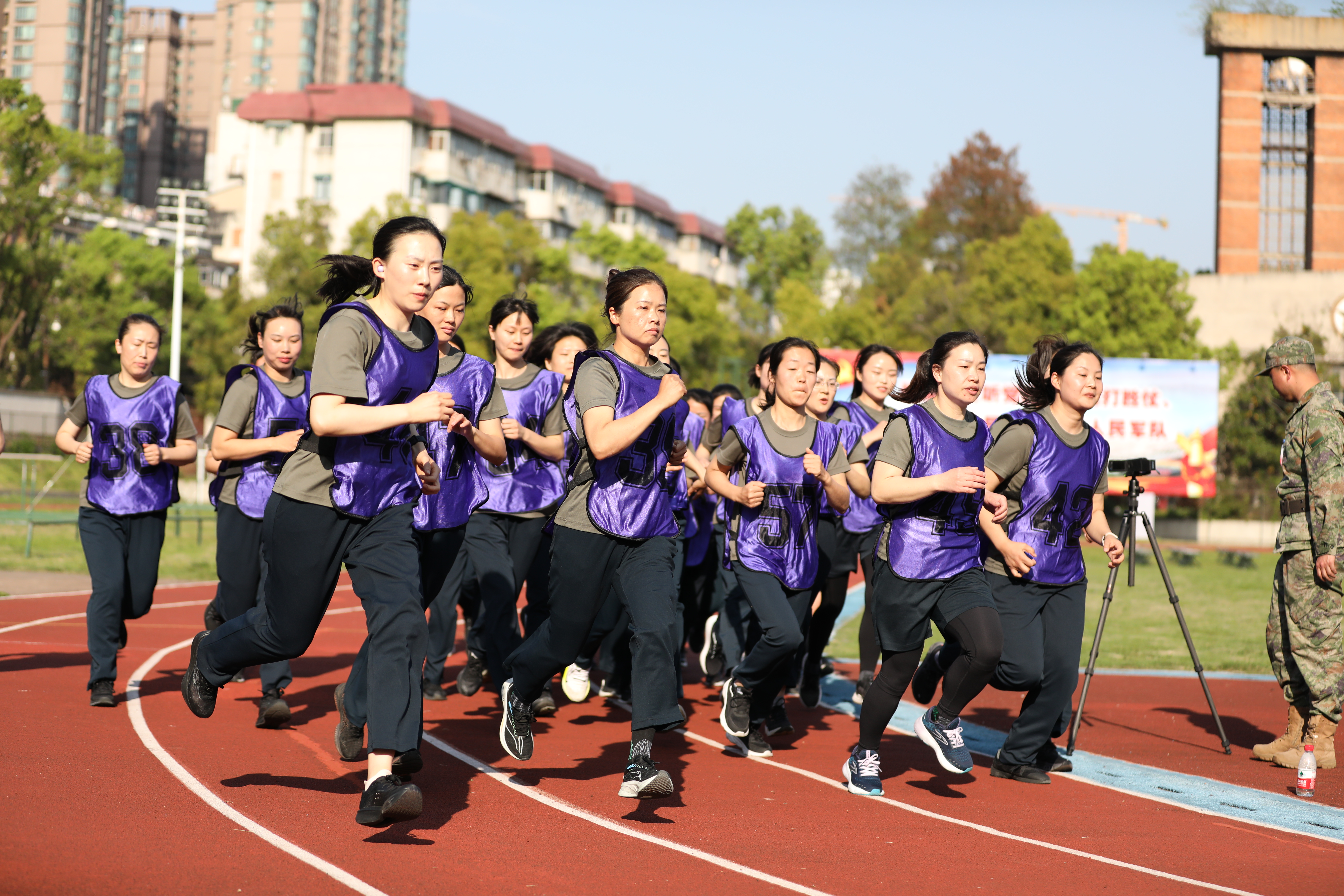 开云全站卸装一个车轮胎仅花2分30秒功夫……他们正在交锋场上大显技能(图5)