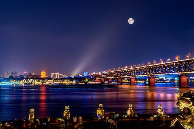 神州大门敞开，笑迎五洲游客