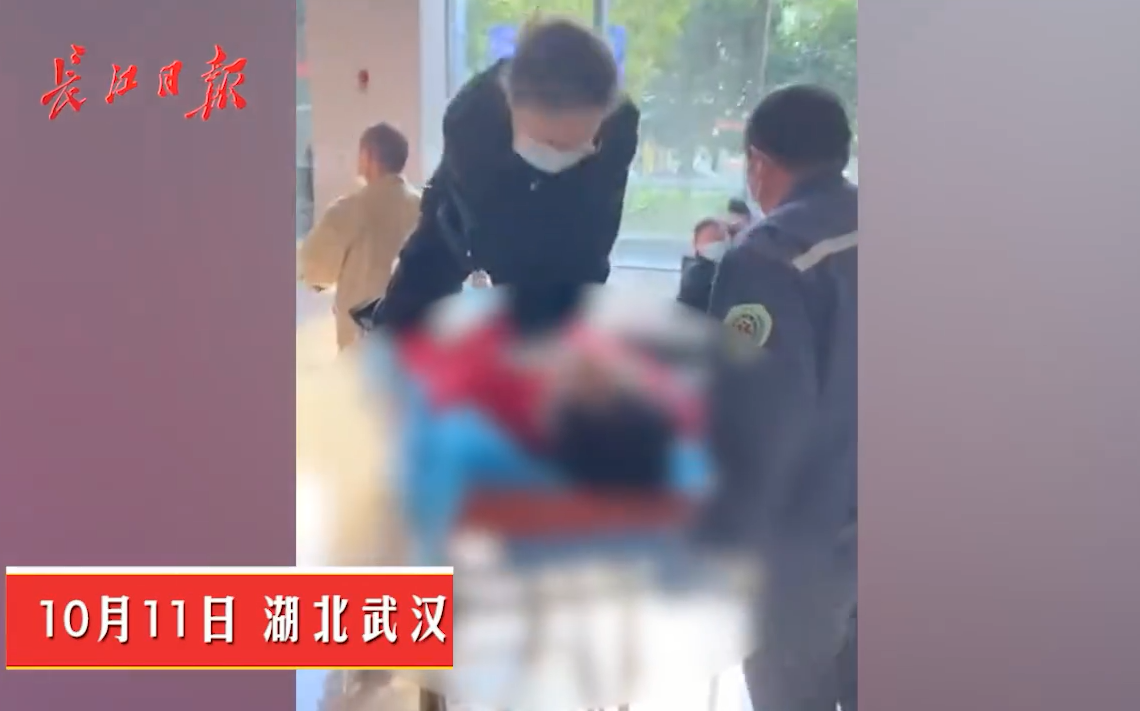 她跳上担架车紧急心肺复苏