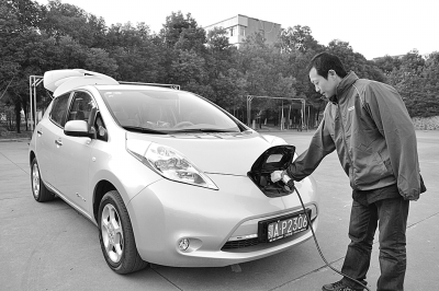 武汉大学生试乘世界首款量产电动小汽车_首页