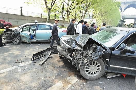 汉阳滨江大道发生车祸 两辆车相撞致一死_武汉_新闻中心_长江网_cjn.