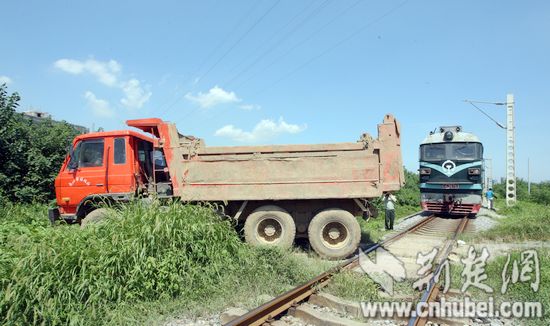武汉一列运煤火车与货车相撞伤4人其中2人重伤