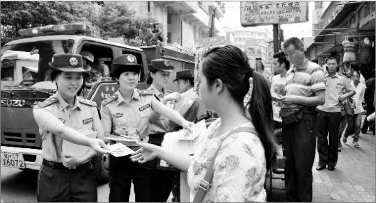 美女消防员首次亮相街头，向市民宣传消防知识。本报记者 熊辉 摄