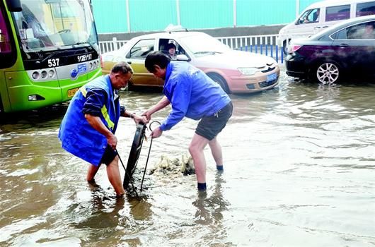 排水队员跳进粪水排涝