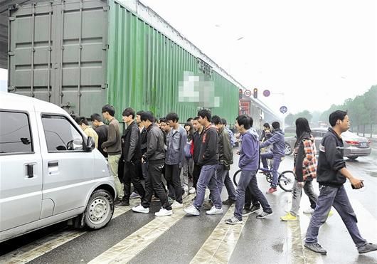 六顺路与107国道交会处 交通秩序亟待整治