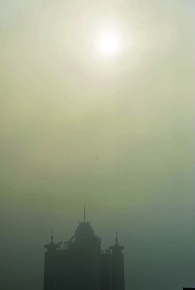 　　昨天上午8点05分，汉口解放大道，车辆在大雾中若隐若现。记者苗剑 摄